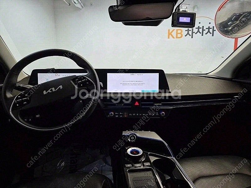 EV6 중고 EV6 중고차 검정색 2023년식 롱레인지 AWD 어스 중고차카페--8